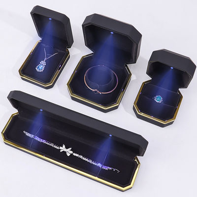 OEM ODM উচ্চ শেষ হস্তনির্মিত কালো অষ্টভুজ LED আলো জুয়েলারী বাক্স মখমল সন্নিবেশ সহ