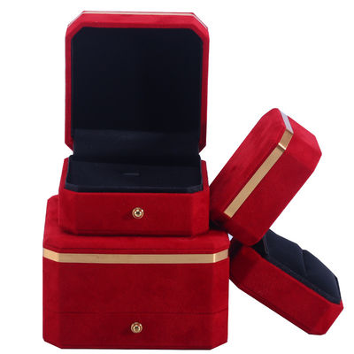 OEM ODM হস্তনির্মিত জুয়েলারি বক্স কাস্টম লোগো সহ লাল মখমলের জুয়েলারি বক্স সোনালী প্রান্ত সহ