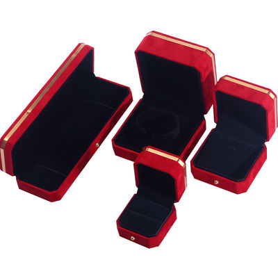 OEM ODM হস্তনির্মিত জুয়েলারি বক্স কাস্টম লোগো সহ লাল মখমলের জুয়েলারি বক্স সোনালী প্রান্ত সহ