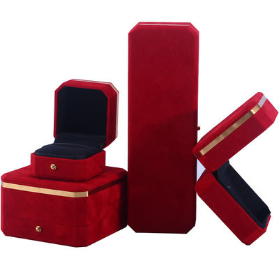 OEM ODM হস্তনির্মিত জুয়েলারি বক্স কাস্টম লোগো সহ লাল মখমলের জুয়েলারি বক্স সোনালী প্রান্ত সহ