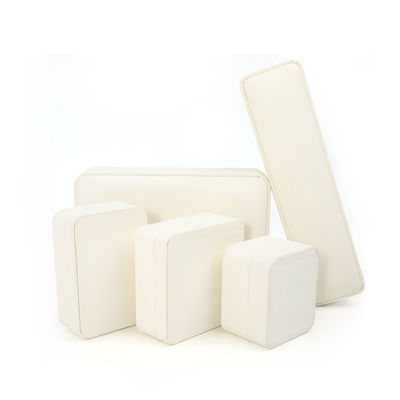 OEM ODM হস্তনির্মিত স্কয়ার সাদা চামড়া গয়না বাক্স জন্য নেকলেস ব্রেসলেট কানের দুল রিং প্যাকেজিং