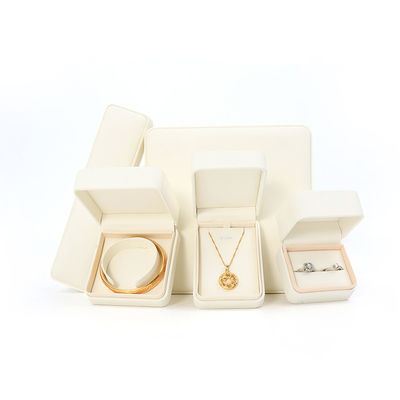 OEM ODM হস্তনির্মিত স্কয়ার সাদা চামড়া গয়না বাক্স জন্য নেকলেস ব্রেসলেট কানের দুল রিং প্যাকেজিং