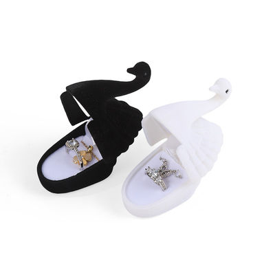 ছুটির উপহারের জন্য ব্যক্তিগতকৃত প্রিমিয়াম মখমল রাজহাঁস রিং বাক্স জুয়েলারী প্যাকেজিং