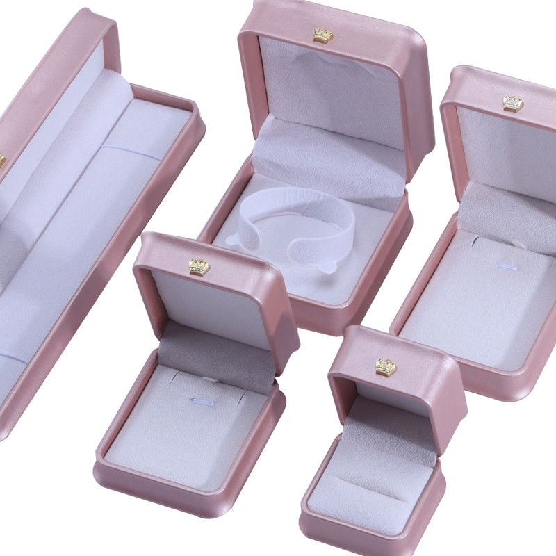 বিলাসবহুল গোল্ড ক্রাউন ডিজাইন পিইউ চামড়া গয়না প্যাকেজ বাক্স জন্য ব্রেসলেট নেকলেস রিং