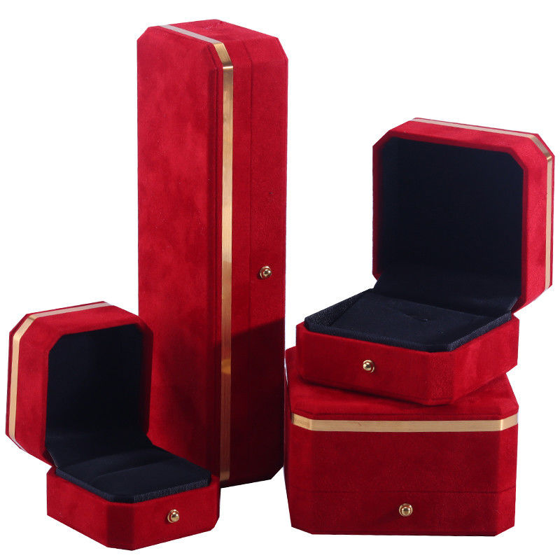 OEM ODM হস্তনির্মিত জুয়েলারি বক্স কাস্টম লোগো সহ লাল মখমলের জুয়েলারি বক্স সোনালী প্রান্ত সহ