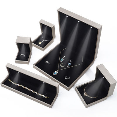 সুস্বাদু মসৃণ ব্রাশ করা শস্য পিইউ চামড়া গয়না প্যাকেজিং বক্স কেস এলইডি আলো সহ