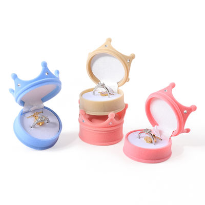 ছুটির উপহারের জন্য ব্যক্তিগতকৃত উচ্চ-শ্রেণীর ফ্লিপ ক্রাউন ভেলভেট রিং বক্স জুয়েলারি প্যাকেজিং